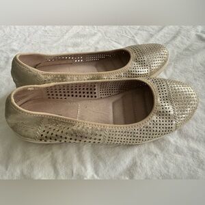 Gold Cloudwalkers flat size 10W